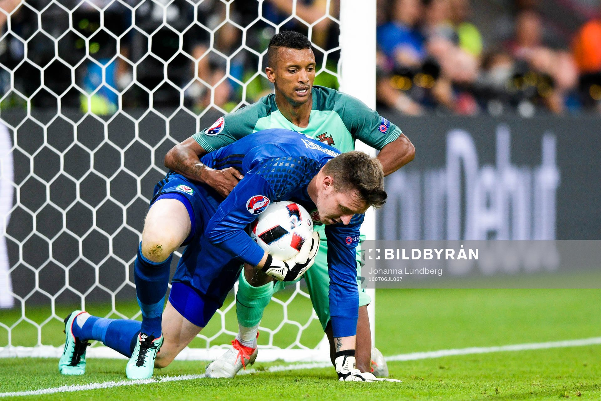 Portugals Nani och Wales målvakt Wayne Hennessey