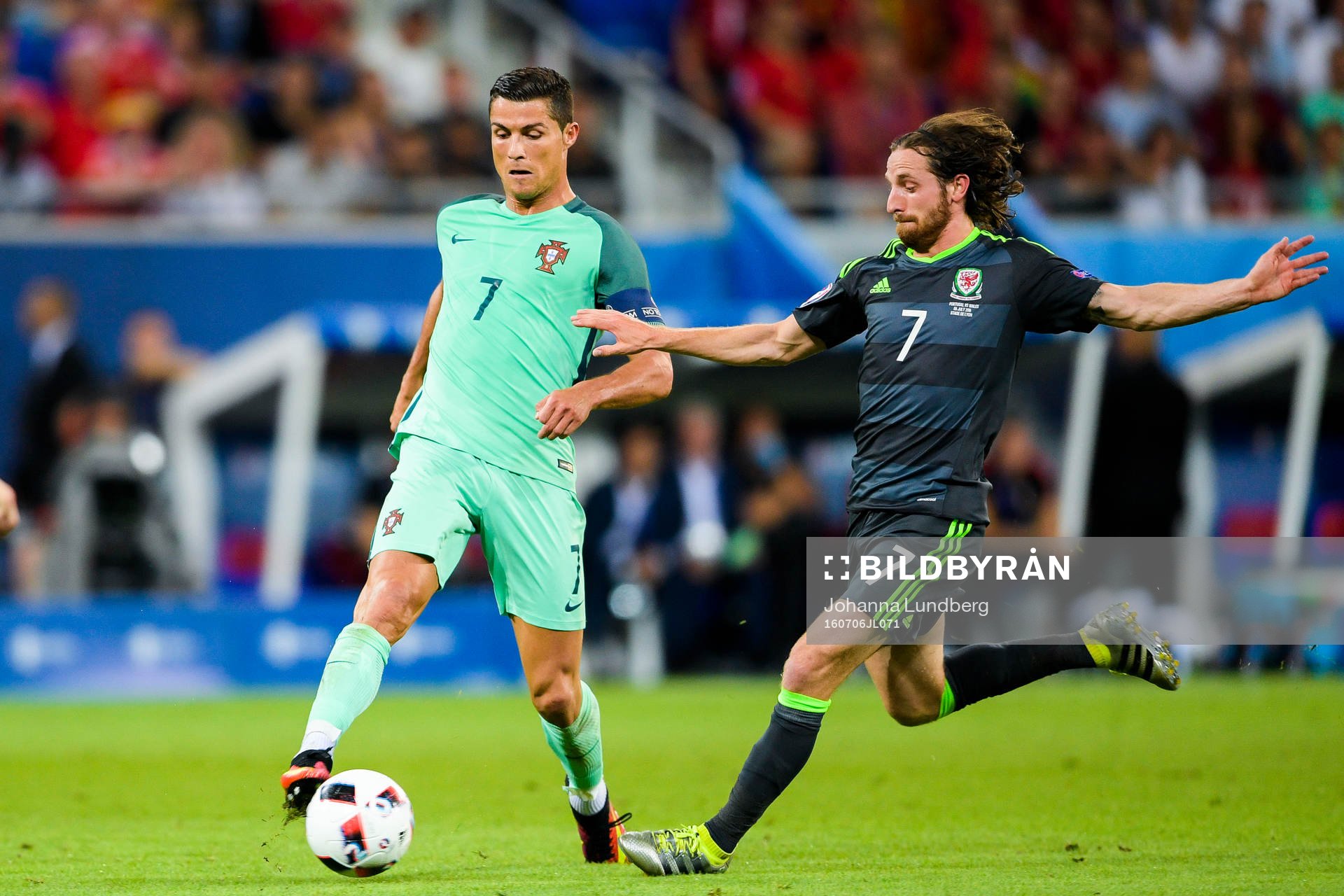 Portugals Cristiano Ronaldo och Wales Joe Allen under fotbollsmatchen mellan Portugal och Wales under fotbolls-EM den 6 juli 2016 i Lyon.