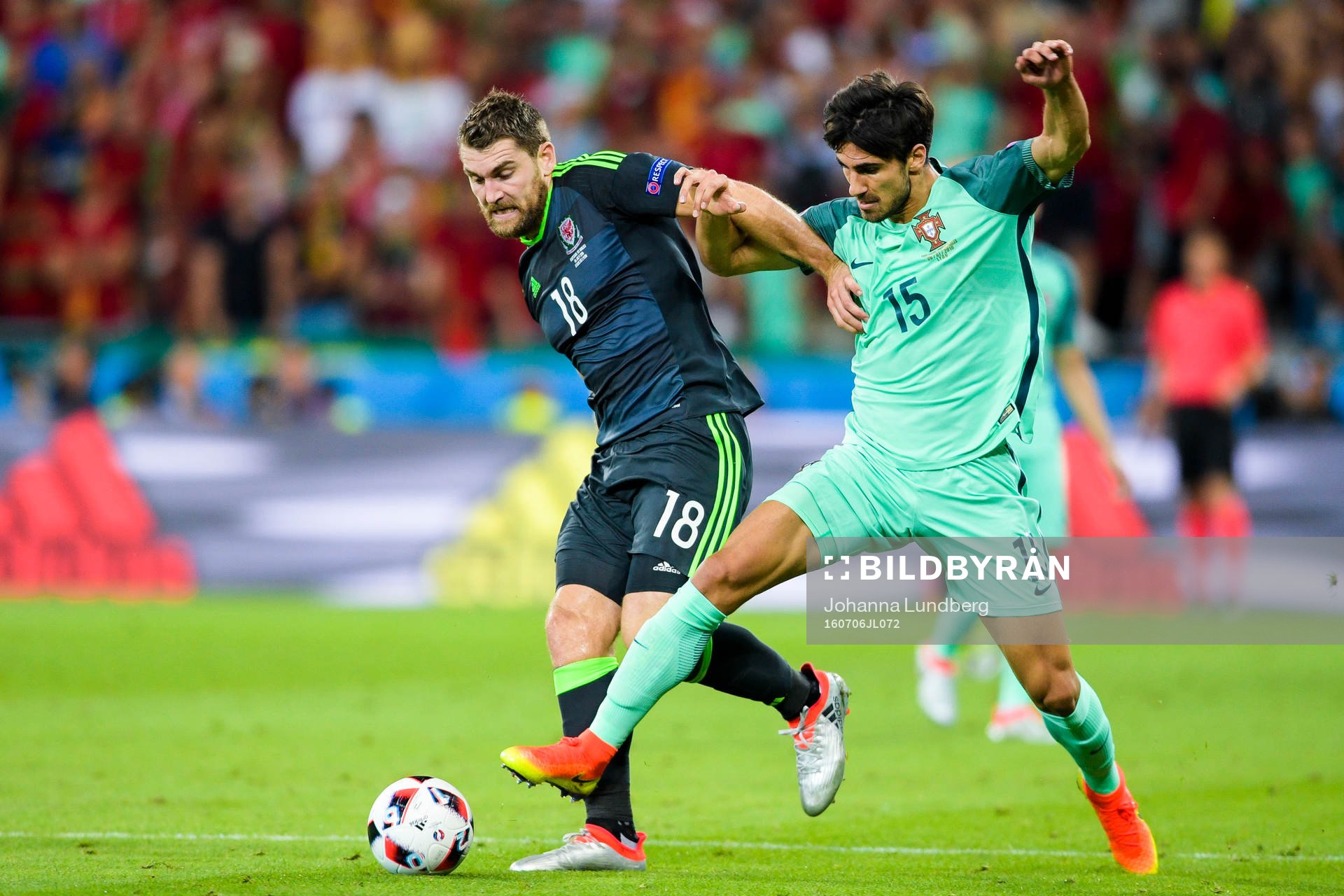 Wales Sam Vokes och Portugals Andre Gomes