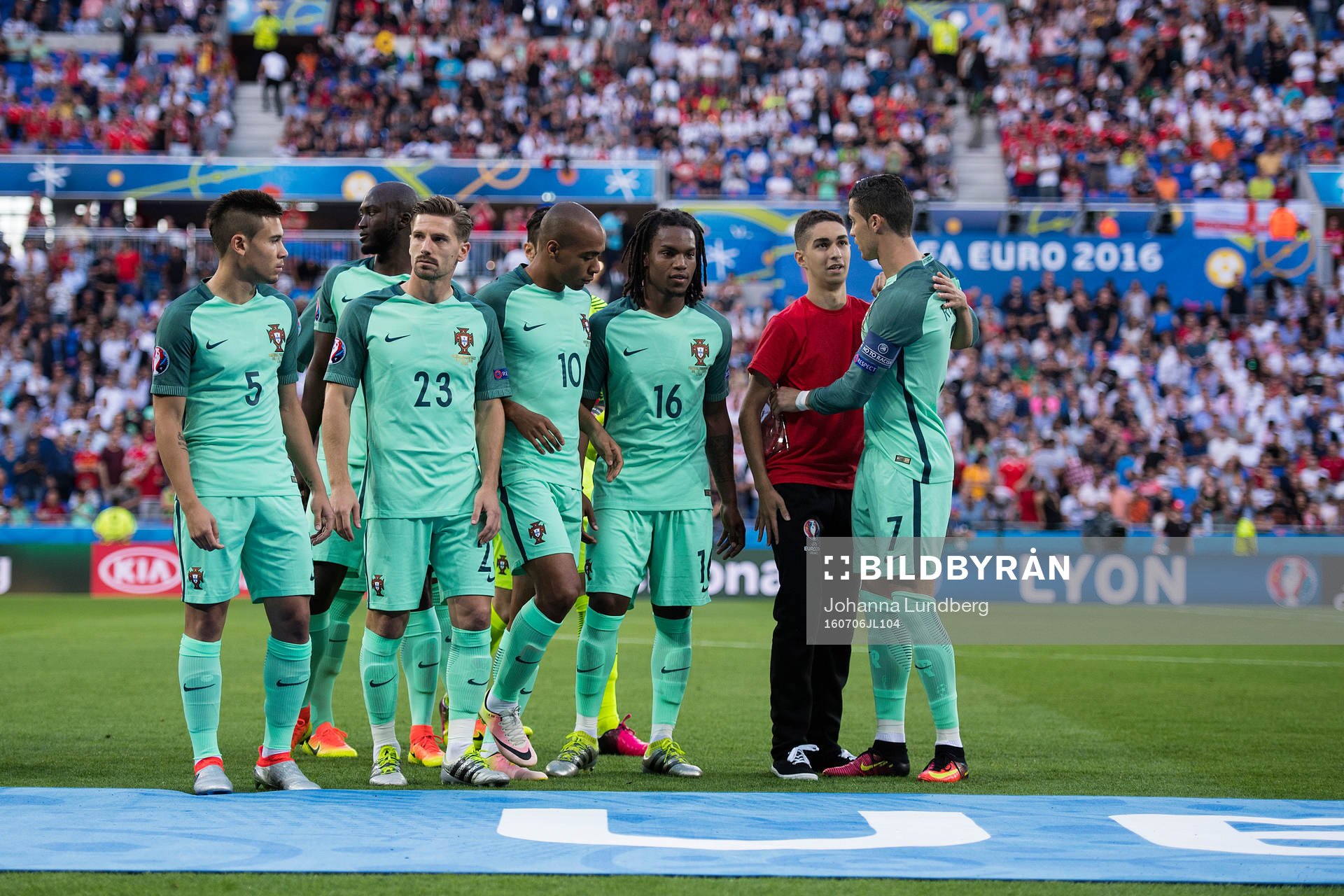 En person tar sig in och kramar Portugals Cristiano Ronaldo under fotbollsmatchen mellan Portugal och Wales under fotbolls-EM den 6 juli 2016 i Lyon.