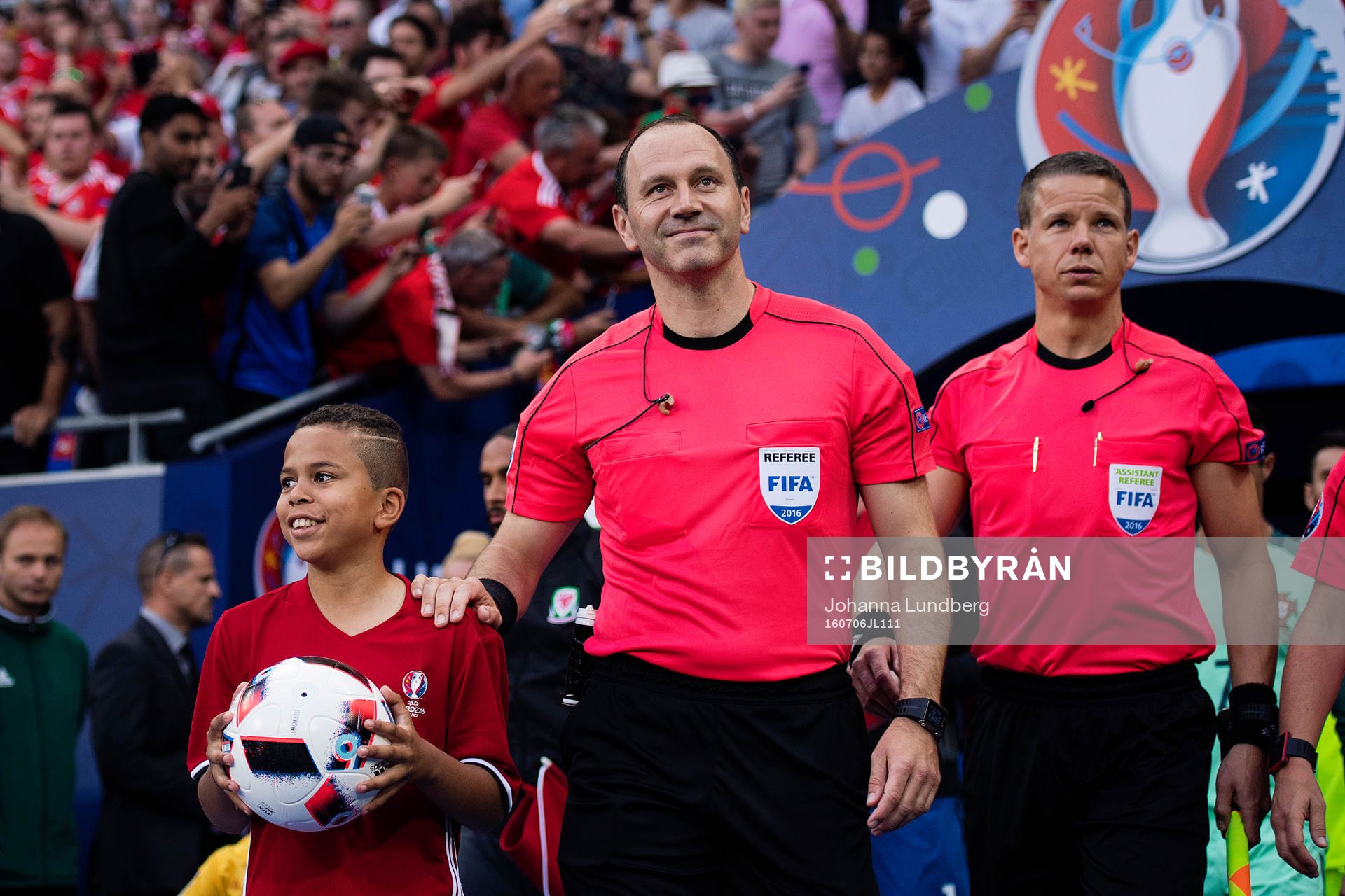  Domare Jonas Eriksson går in på planen under fotbollsmatchen mellan Portugal och Wales under fotbolls-EM den 6 juli 2016 i Lyon.