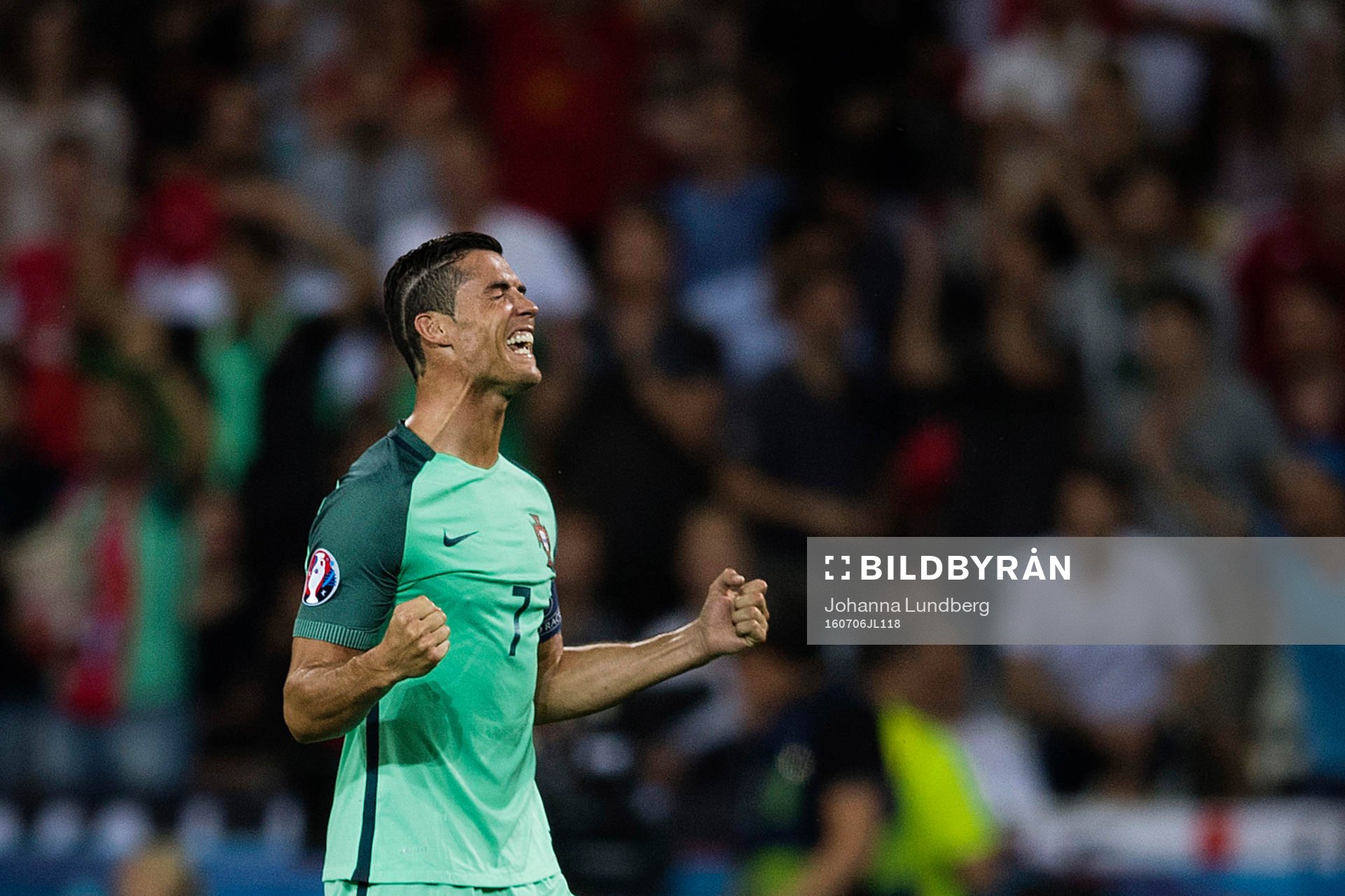 Portugals Cristiano Ronaldo jublar vid slutsignal under fotbollsmatchen mellan Portugal och Wales under fotbolls-EM den 6 juli 2016 i Lyon.