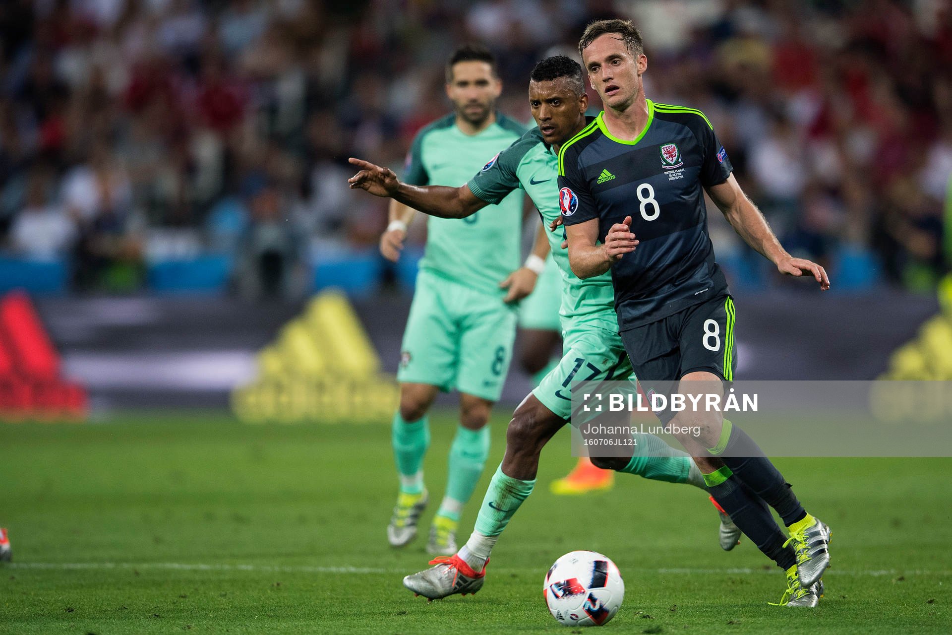 Portugals Nani mot Wales Andy King