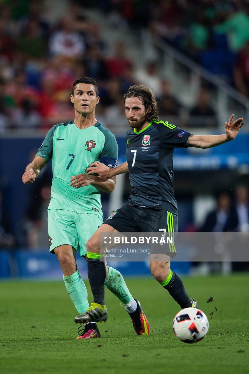 Portugals Cristiano Ronaldo och Wales Joe Allen under fotbollsmatchen mellan Portugal och Wales under fotbolls-EM den 6 juli 2016 i Lyon.