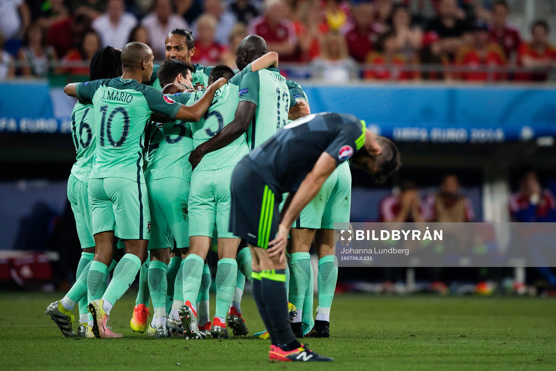 Wales Joe Ledley deppar medan Portugals spelare jublar