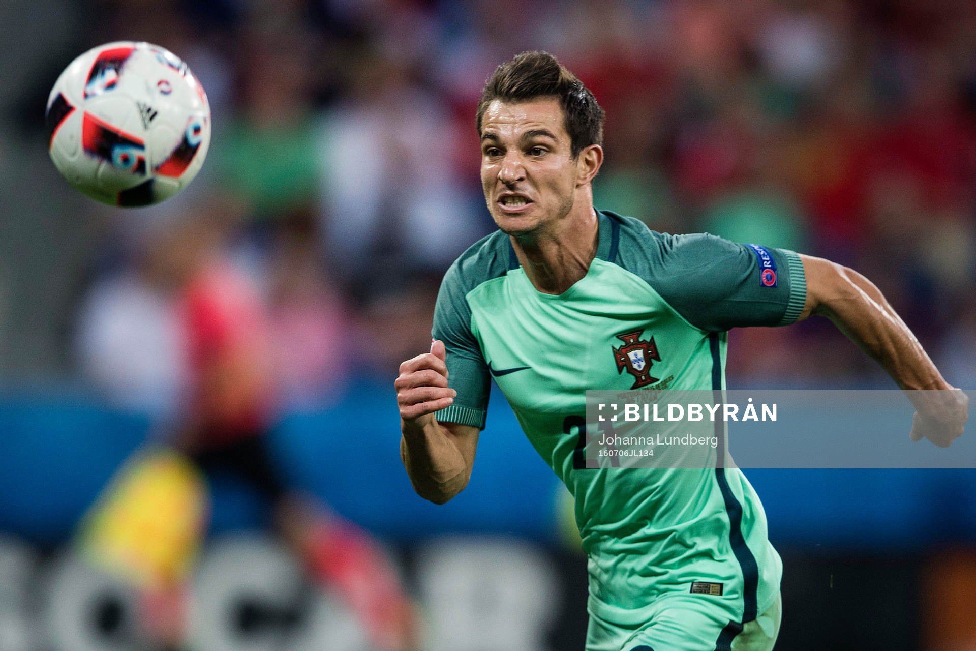 Portugals Cedric tunder fotbollsmatchen mellan Portugal och