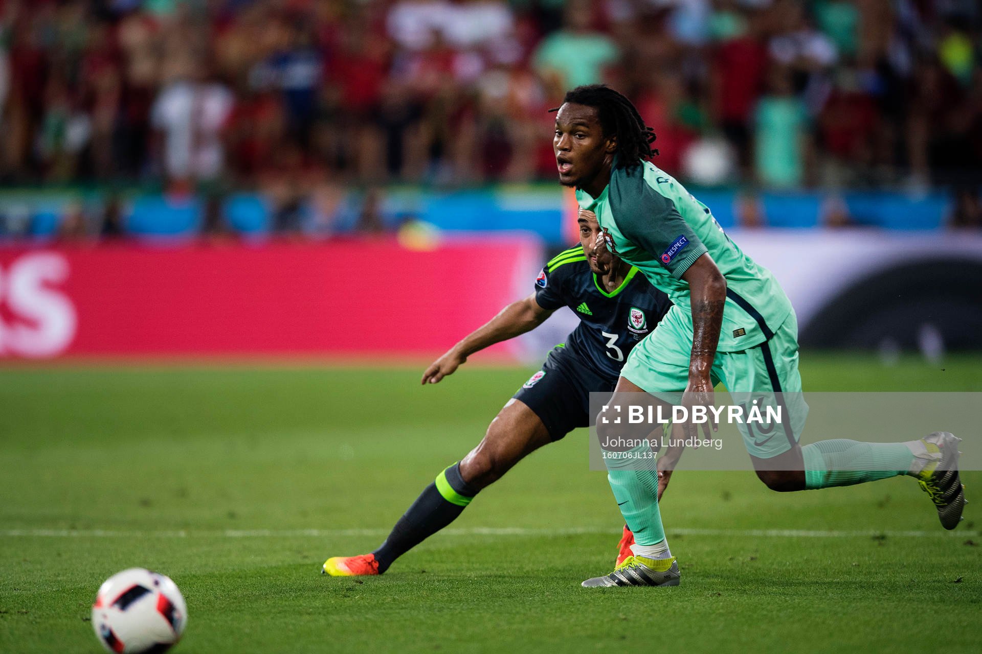 Wales Neil Taylor och Portugals Renato Sanches under fotbollsmatchen mellan Portugal och Wales under fotbolls-EM den 6 juli 2016 i Lyon.