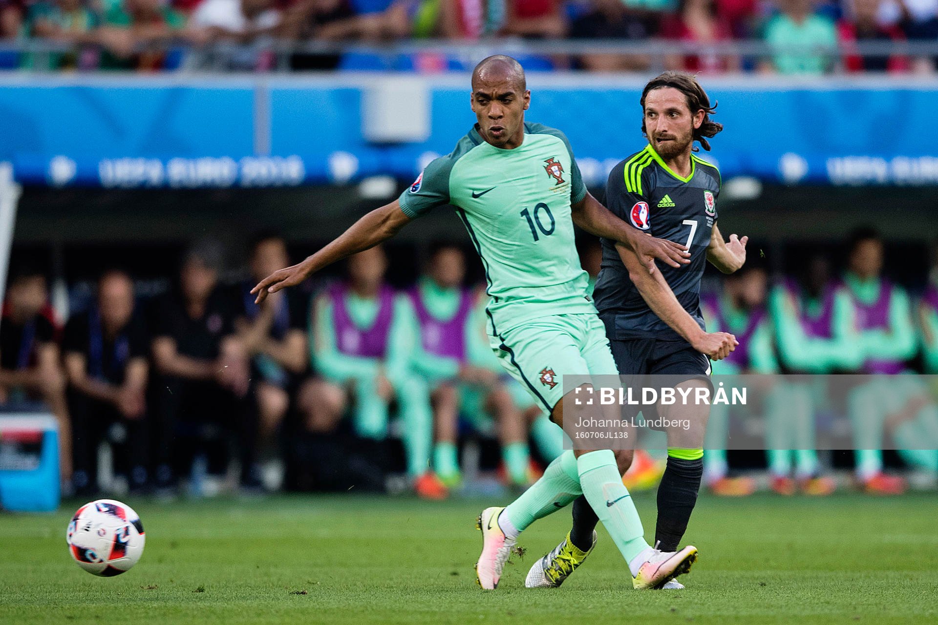 Portugals Joao Mario och Wales Joe Allen under fotbollsmatchen mellan Portugal och Wales under fotbolls-EM den 6 juli 2016 i Lyon.