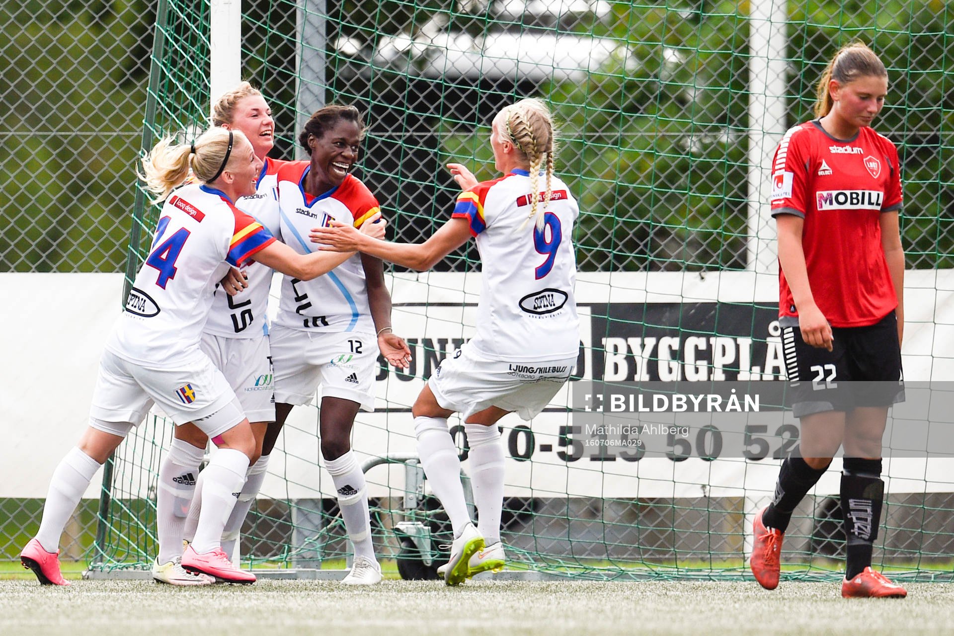 Hovås Billdals Valerie Obita jublar efter mål under fotbollsmatchen i Elitettan mellan Limhamn Bunkeflo och Hovås Billdals den 6 juli 2016 i Malmö.