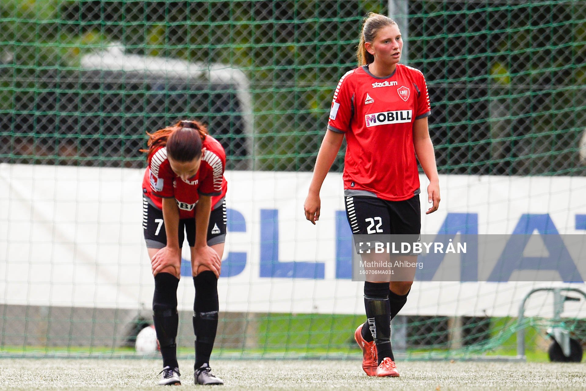 LB07s Malin Gunnarsson och Saga Ollerstam deppar