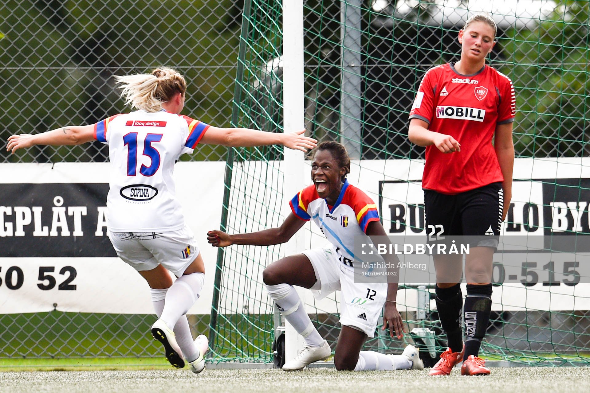 Hovås Billdals Valerie Obita och Malin Fors jublar