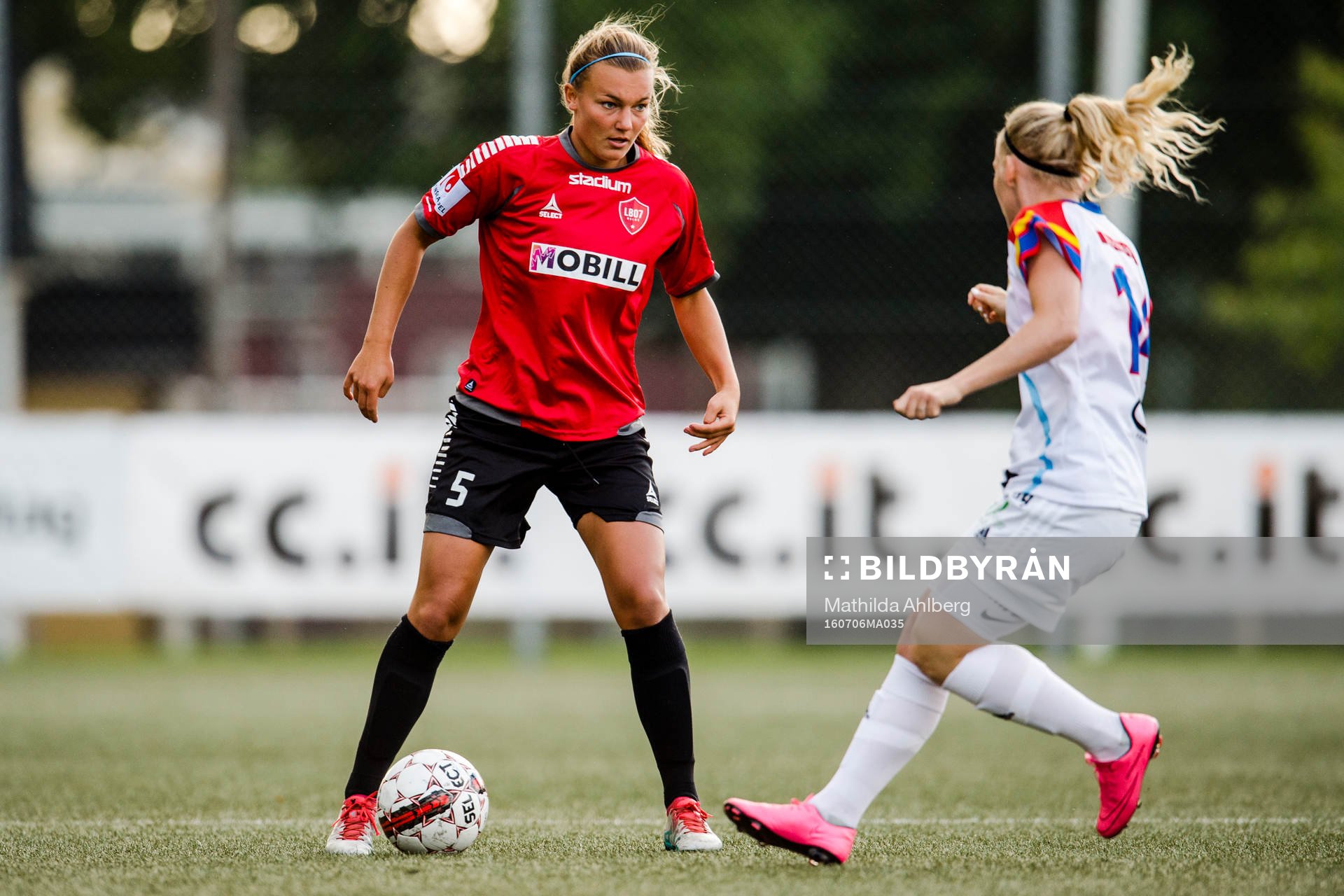 LB07s Olivia Welin och Hovås Billdals Matilda Östergaard