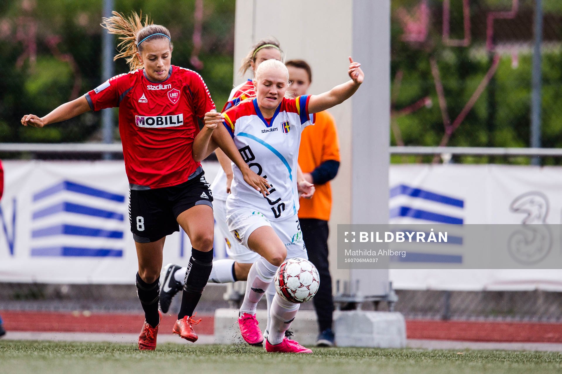 LB07s Josefine Rydle och Hovås Billdals Alexandra Silow i