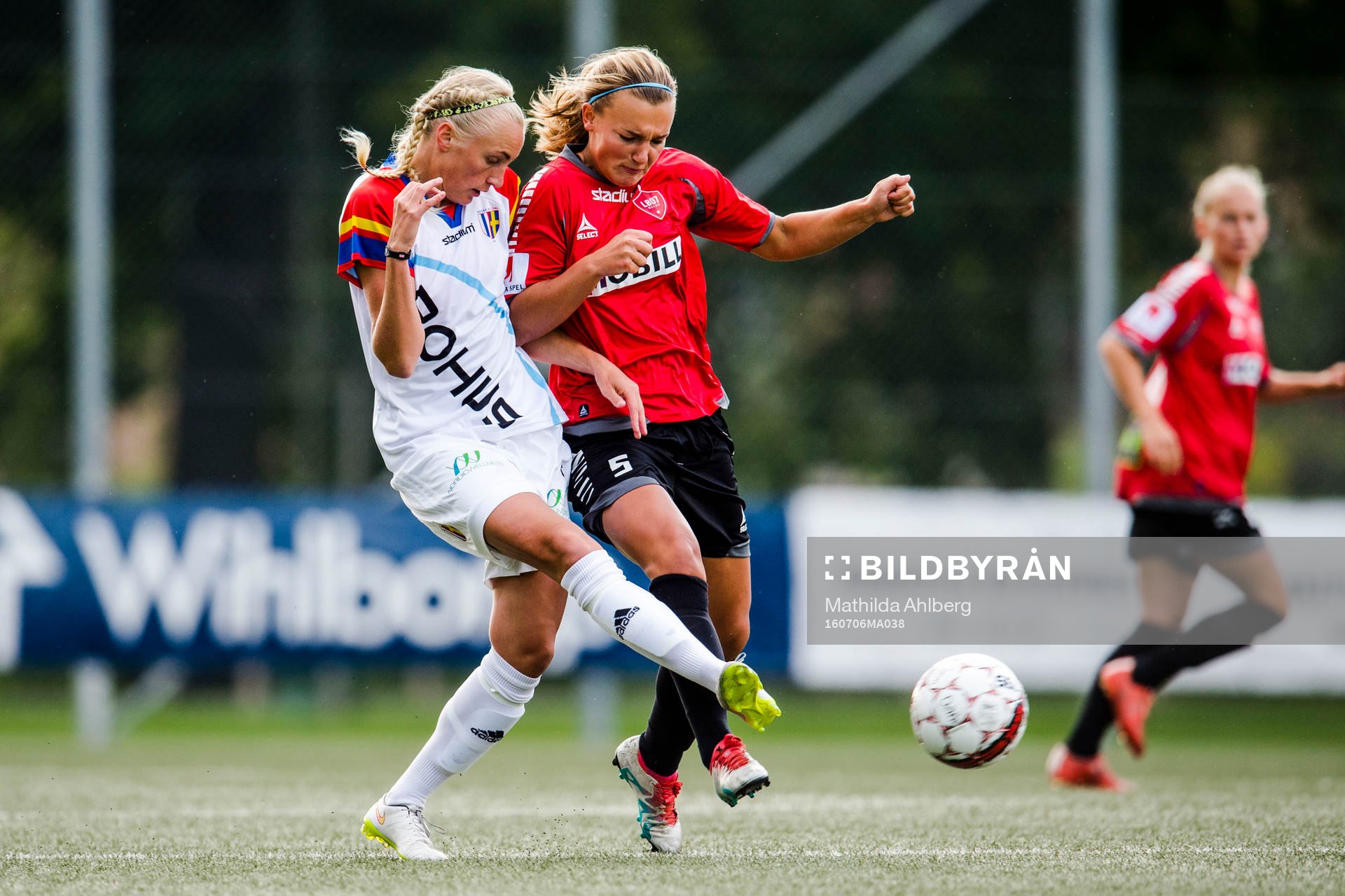 Hovås Billdals Pernilla Milton och LB07s Olivia Welin i duell om bollen under fotbollsmatchen i Elitettan mellan Limhamn Bunkeflo och Hovås Billdals den 6 juli 2016 i Malmö.
