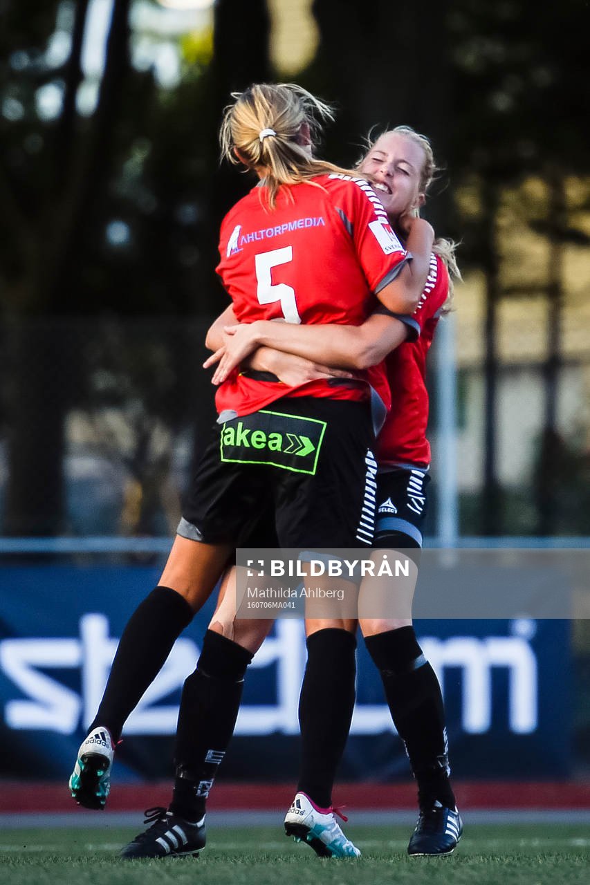 LB07s Michaela Johnsson och Olivia Welin jublar
