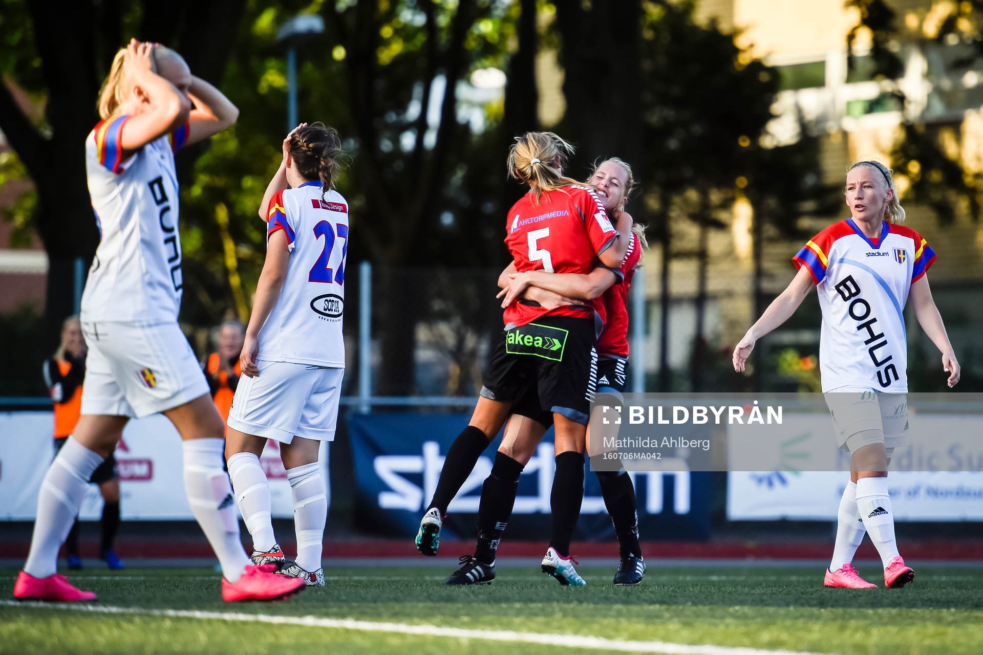 LB07s Michaela Johnsson och Olivia Welin jublar