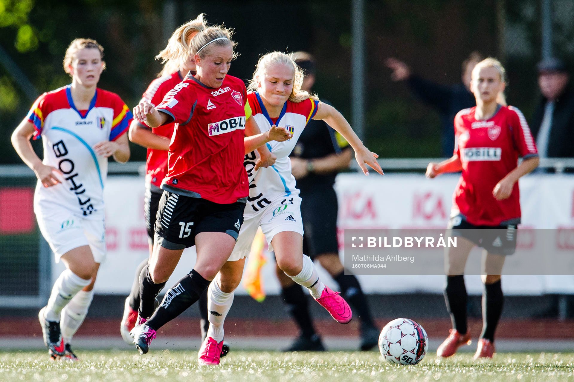 LB07s Mia Persson och Hovås Billdals Klara Andrup i duell