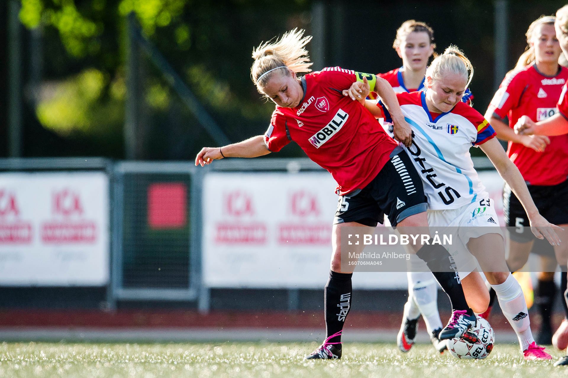 LB07s Mia Persson och Hovås Billdals Klara Andrup i duell