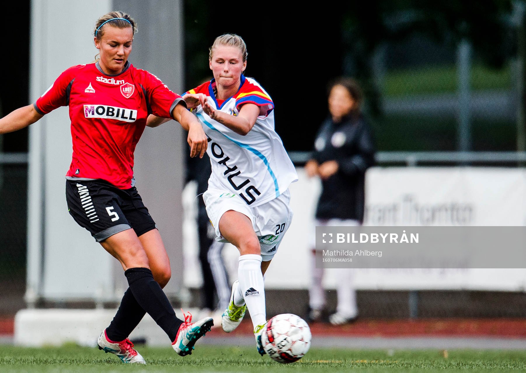 LB07s Olivia Welin och Hovås Billdals Amanda Östervall i duell om bollen under fotbollsmatchen i Elitettan mellan Limhamn Bunkeflo och Hovås Billdals den 6 juli 2016 i Malmö.