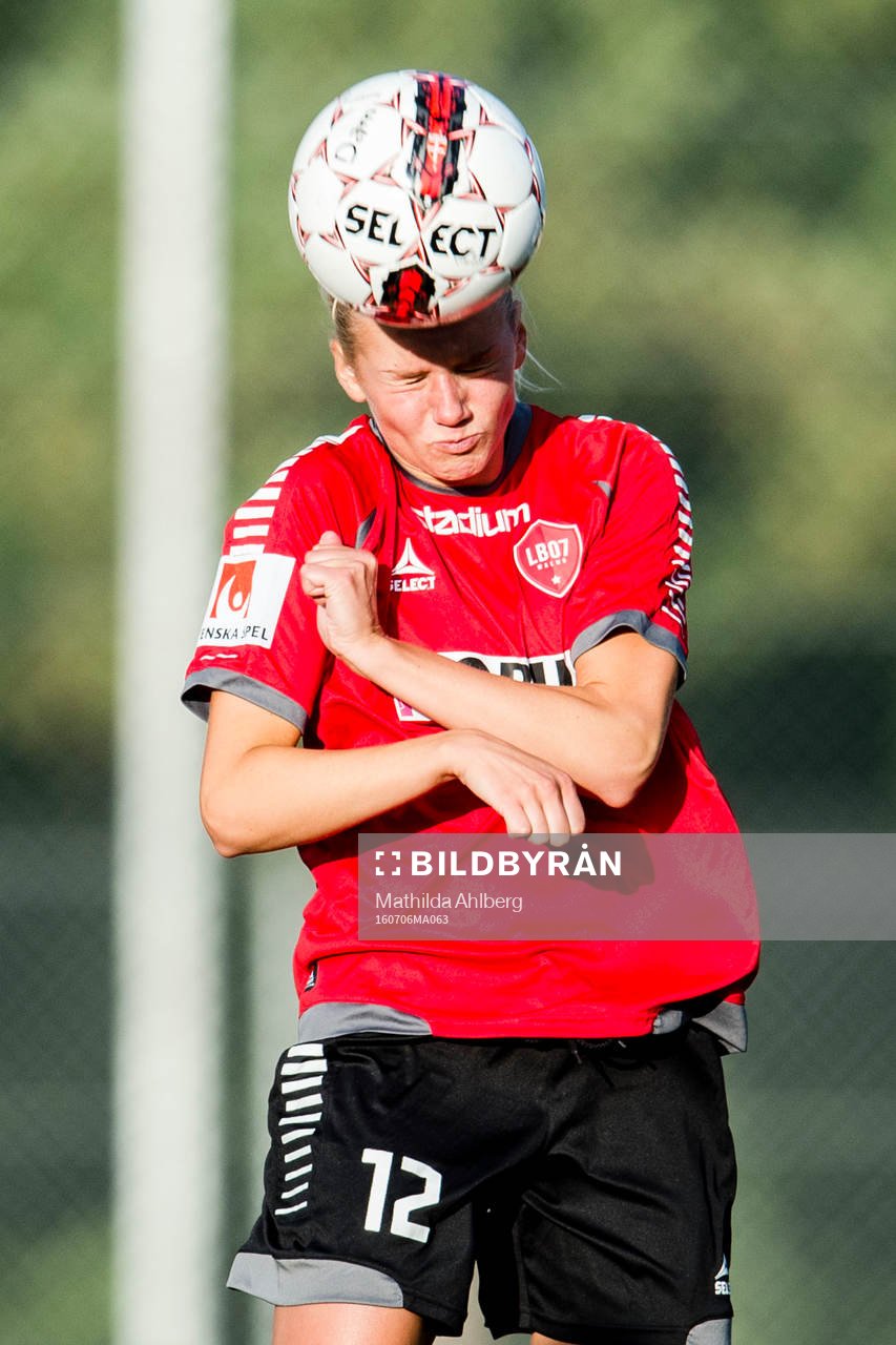 LB07s Nellie Lilja nickar