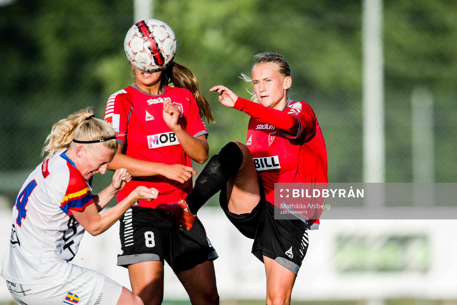 LB07s Sofia Wännerdahl skjuter undan bollen framför
