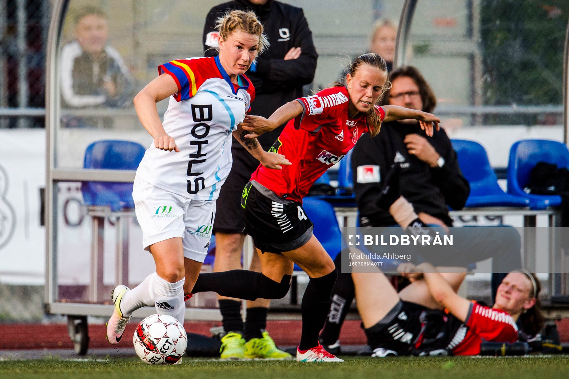 Hovås Billdals och LB07s Elin Björklund i duell om bollen