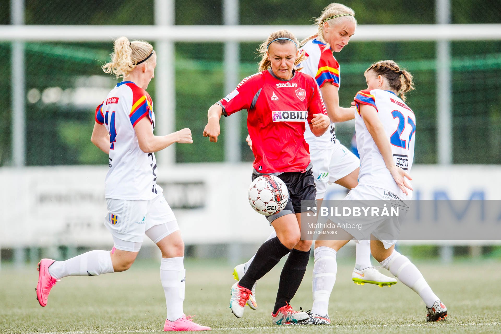 LB07s Olivia Welin försöker ta sig förbi Hovås Billdals