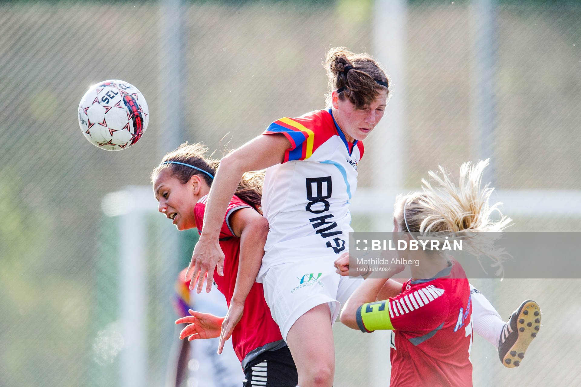 LB07s Josefine Rydle (v) och Mia Persson (h) i luftduell