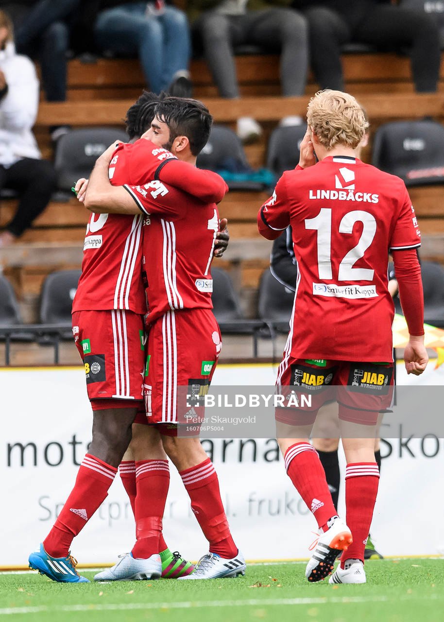 Piteå:s Tetteh Komey kramar om Arish Nouri efter sitt 1-1 mål under fotbollsmatchen i division 1 norra mellan Piteå och Luleå den 6 juli 2016 i Piteå.