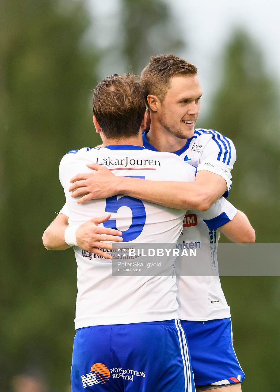 s Carl-Johan Norrbin och Tomas Eriksson kramar om varandra