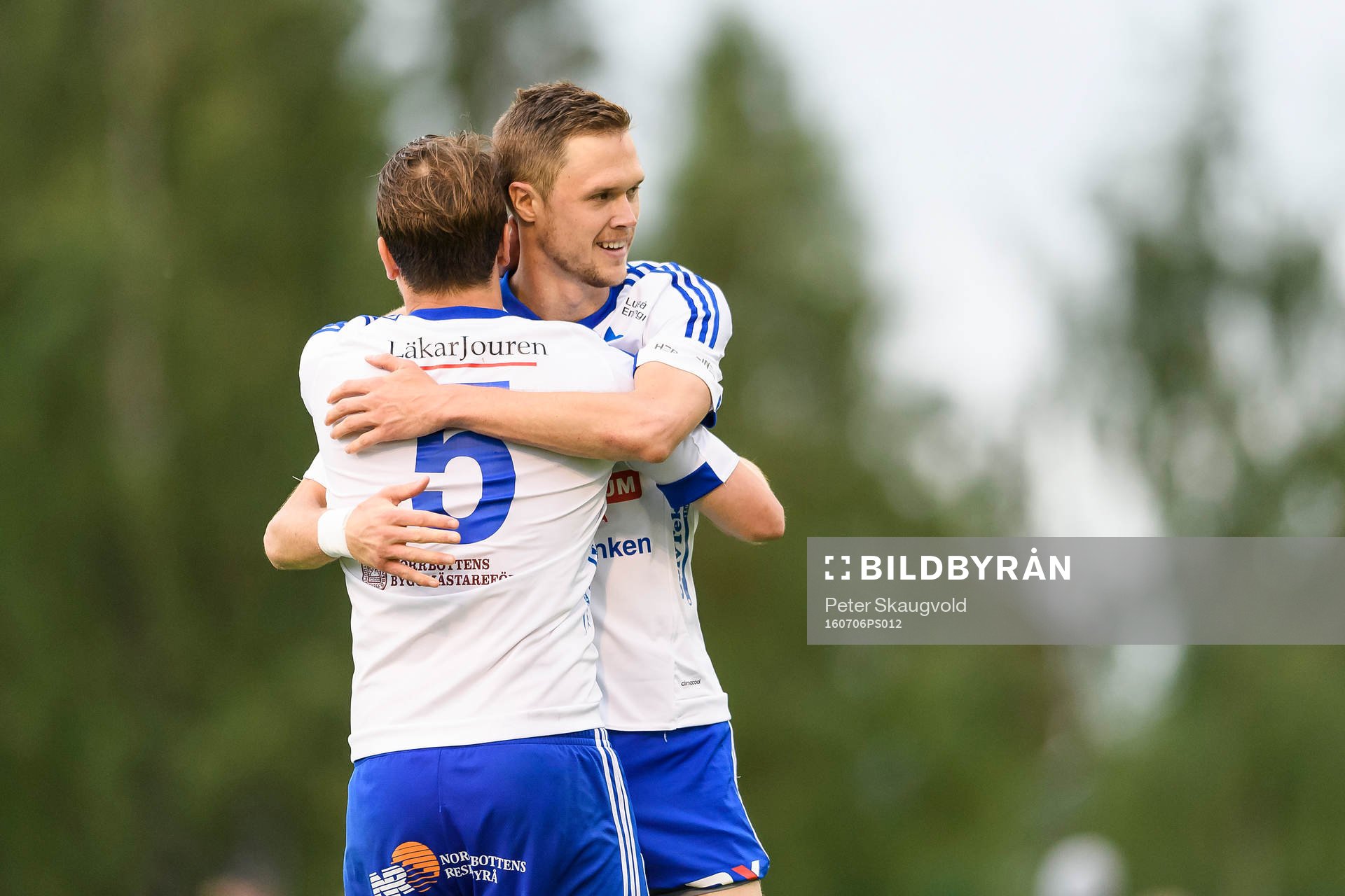 s Carl-Johan Norrbin och Tomas Eriksson kramar om varandra