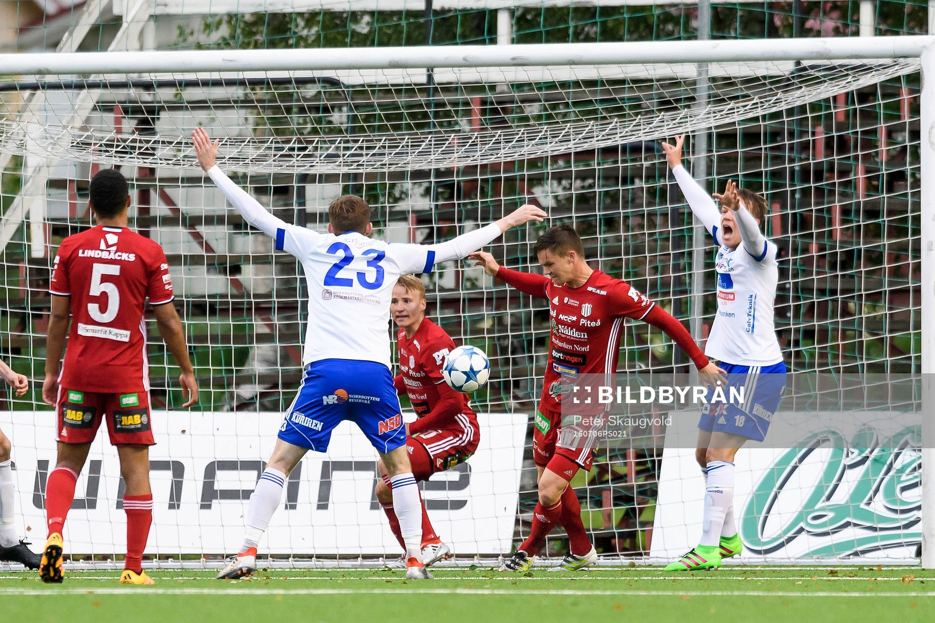 Luleå:s Emil Johansson (h) jublar efter sitt 1-2 mål under fotbollsmatchen i division 1 norra mellan Piteå och Luleå den 6 juli 2016 i Piteå.