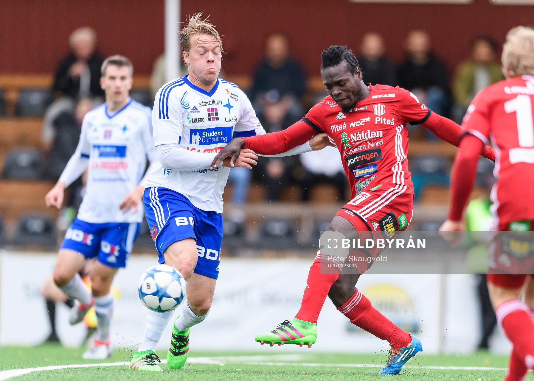s Tetteh Komey och Luleå:s Emil Johansson