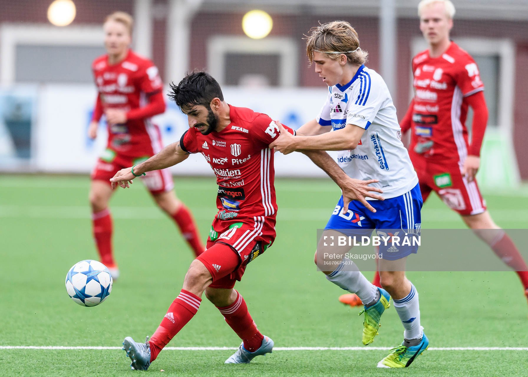 Piteå:s Arish Nouri i kamp med Luleå:s Sebastian Sandlund under fotbollsmatchen i division 1 norra mellan Piteå och Luleå den 6 juli 2016 i Piteå.
