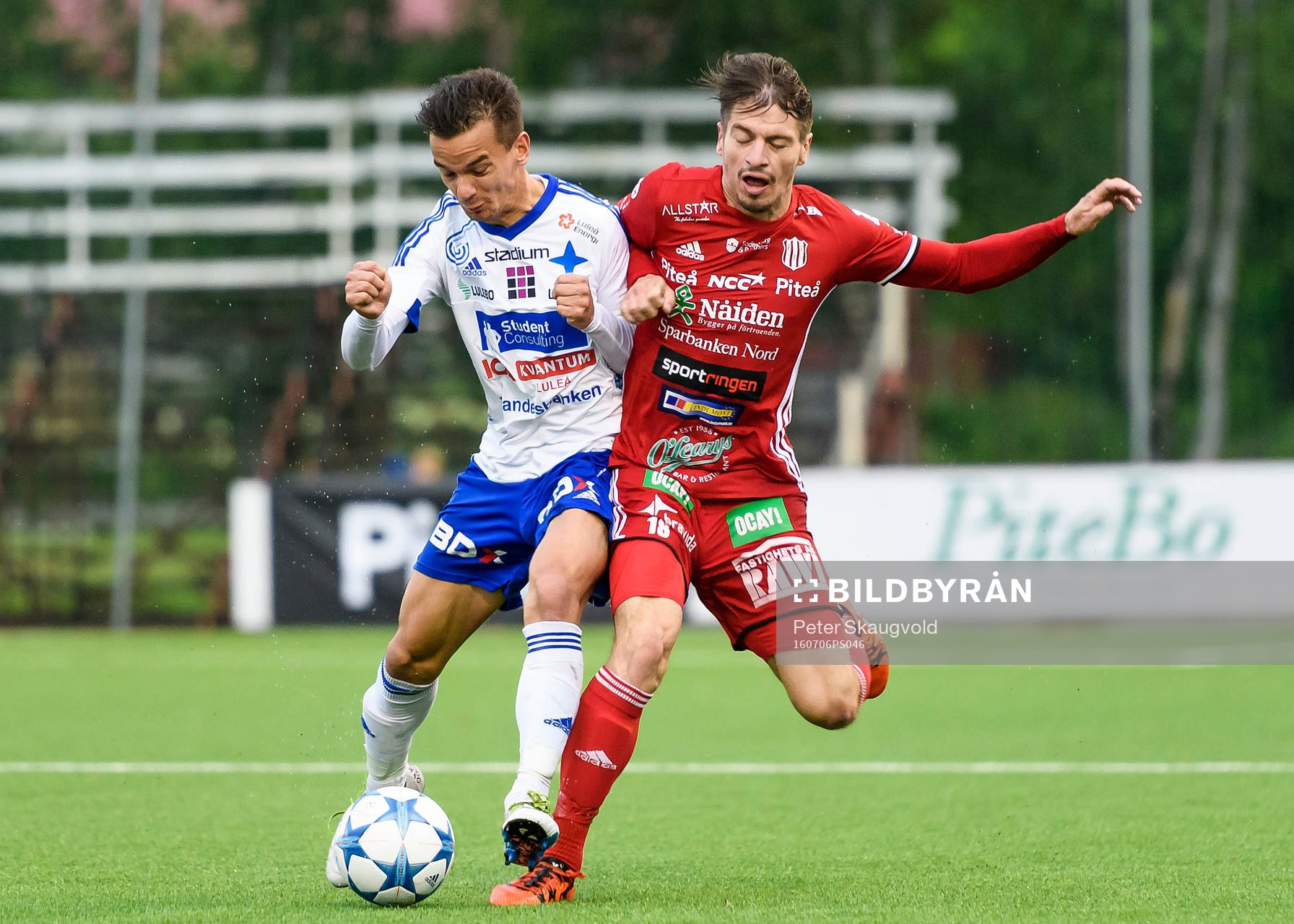 s Patrik Pettersson trycker till Piteå:s James Burgin