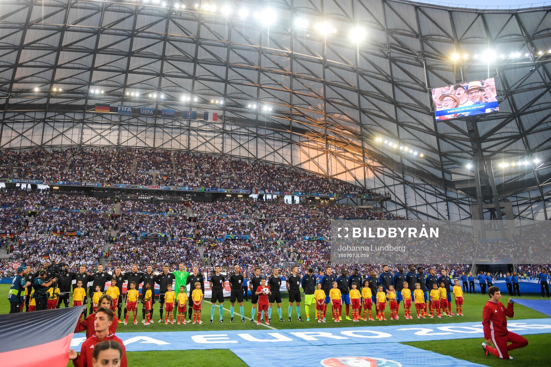 Tysklands och Frankrikes spelare före  semifinalen mellan