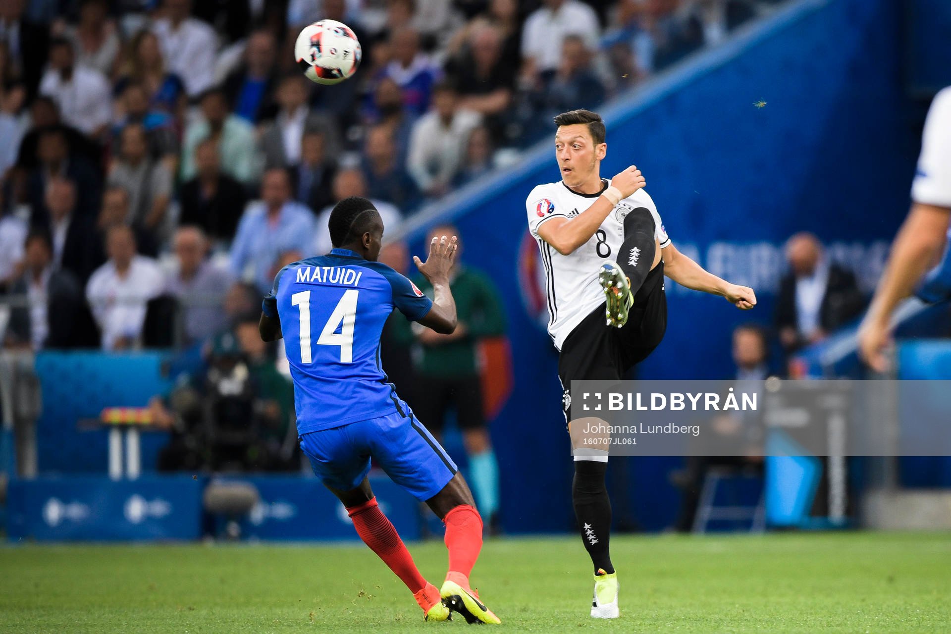 Frankrikes Blaise Matuidi och Tysklands Mesut Özil