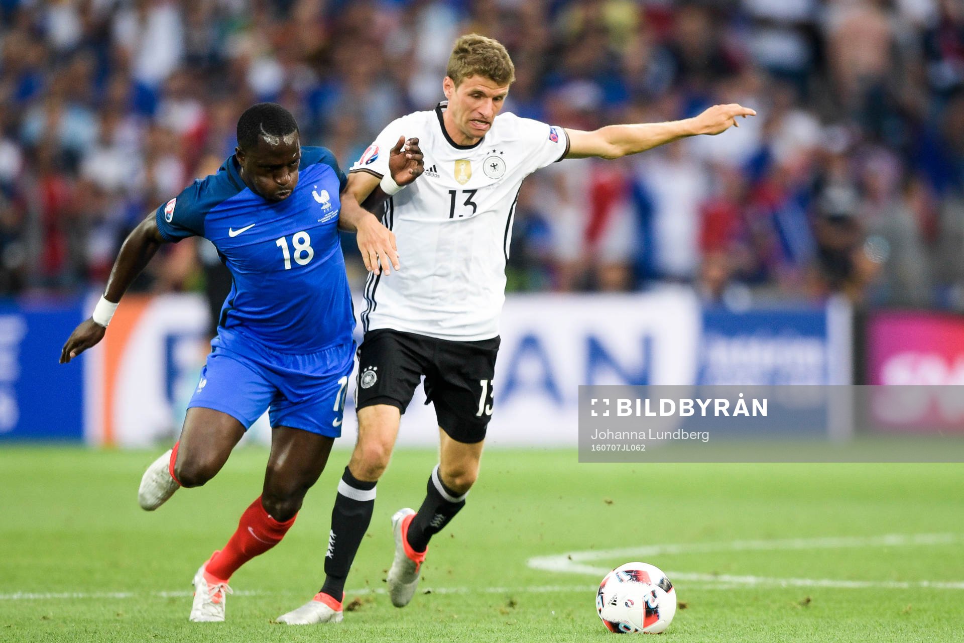 Frankrikes Moussa Sissoko och Tysklands Thomas Muller