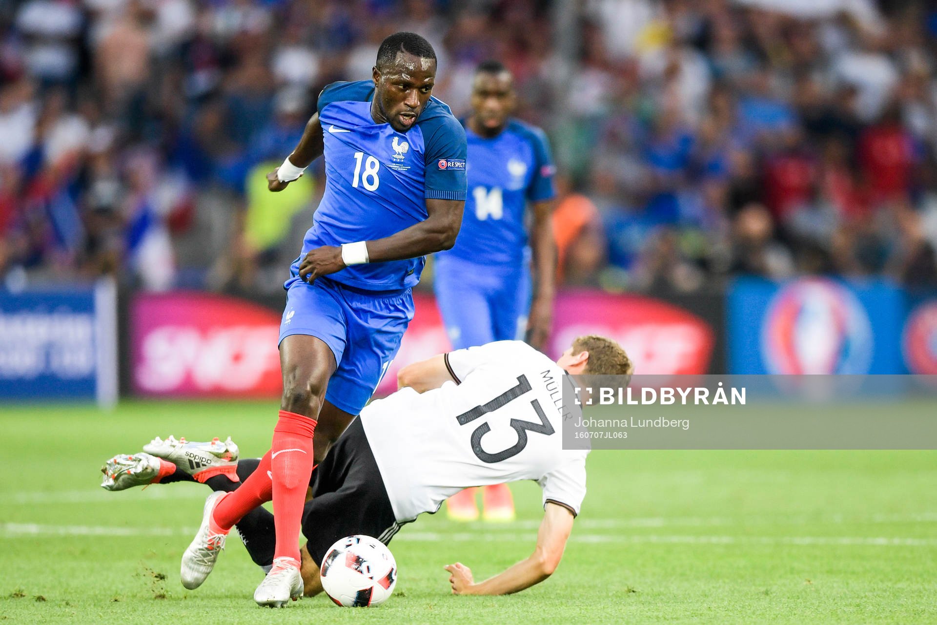 Frankrikes Moussa Sissoko och Tysklands Thomas Muller