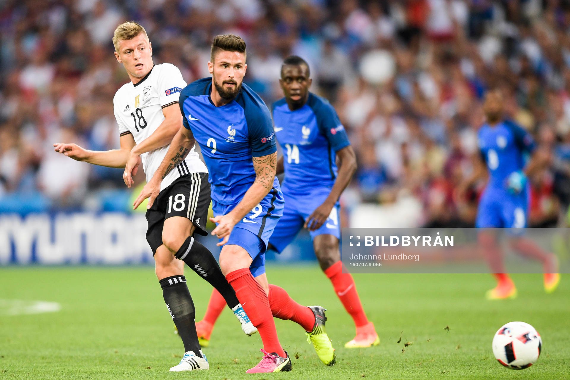 Tysklands Toni Kroos och Frankrikes Olivier Giroud