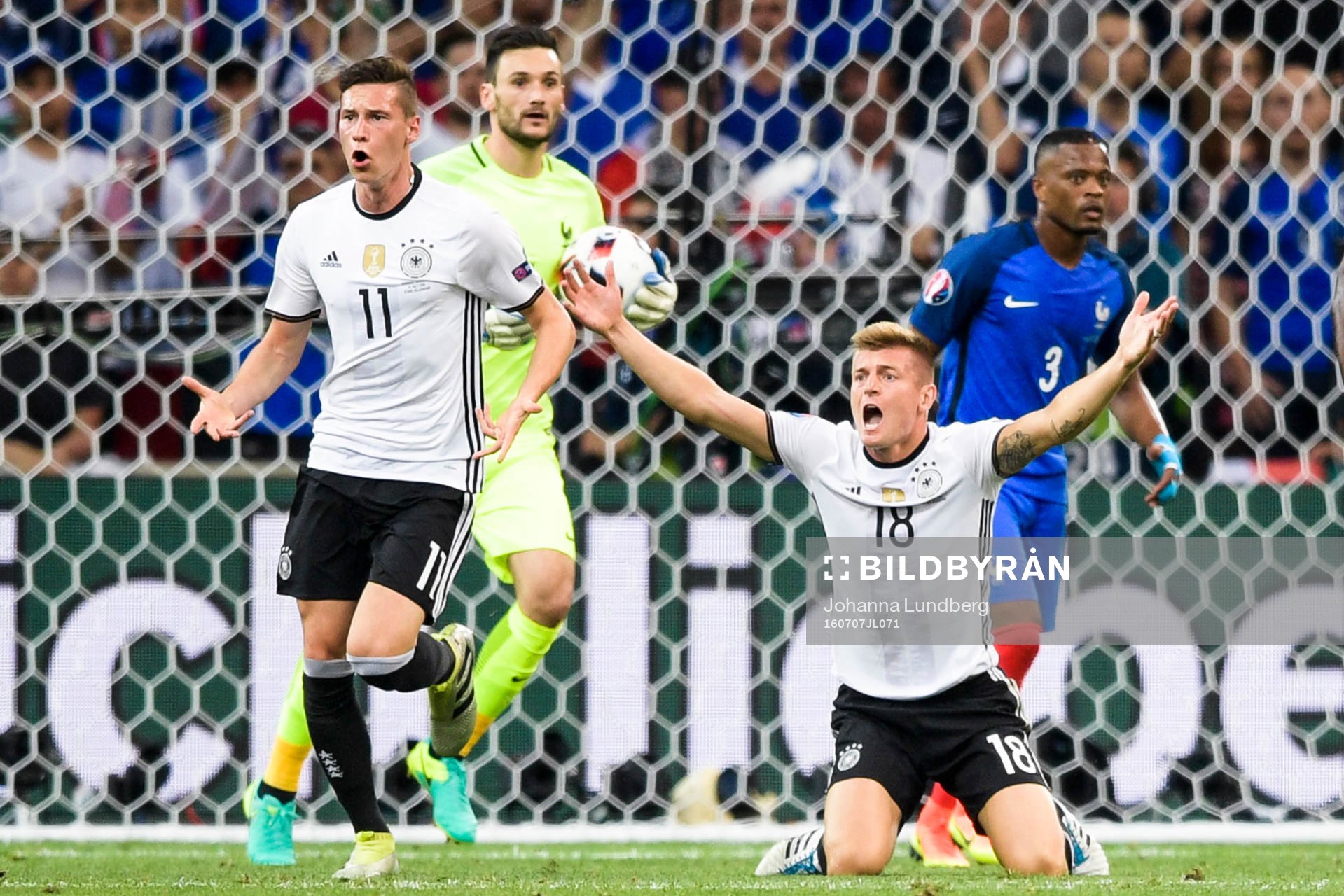 Tysklands Julian Draxler och Toni Kroos reagerar