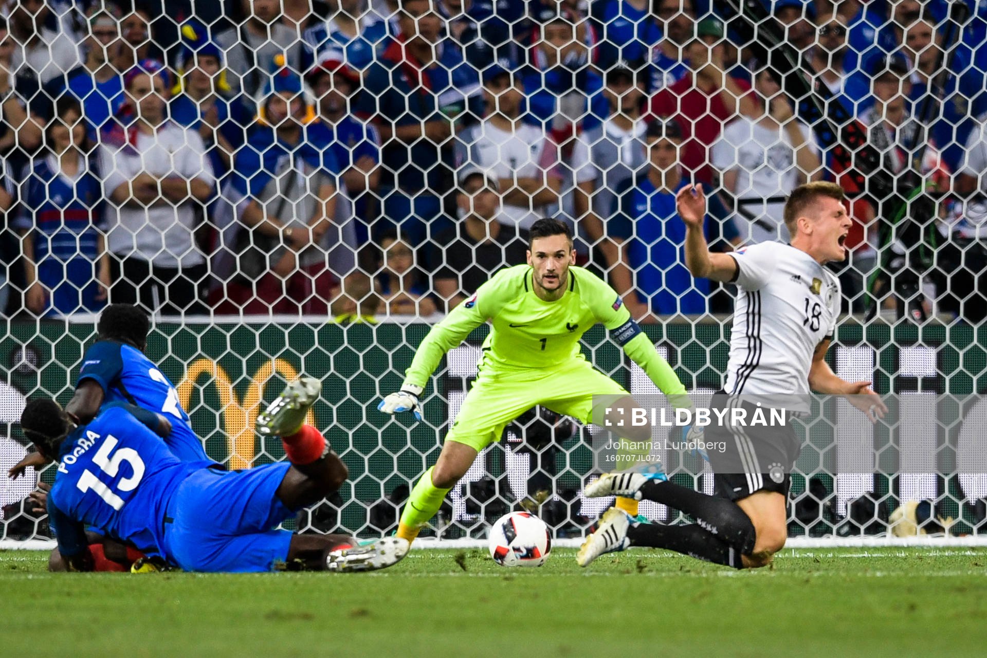 Tysklands Toni Kroos faller
