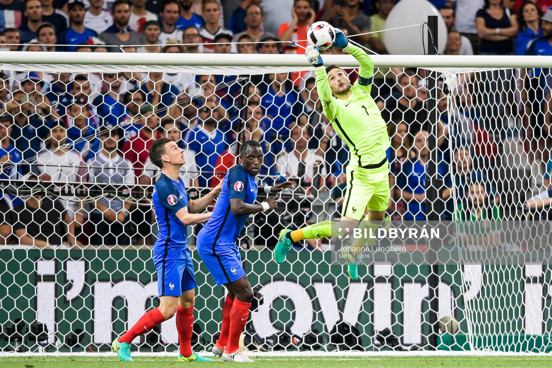 Frankrikes målvakt Hugo Lloris räddar skott