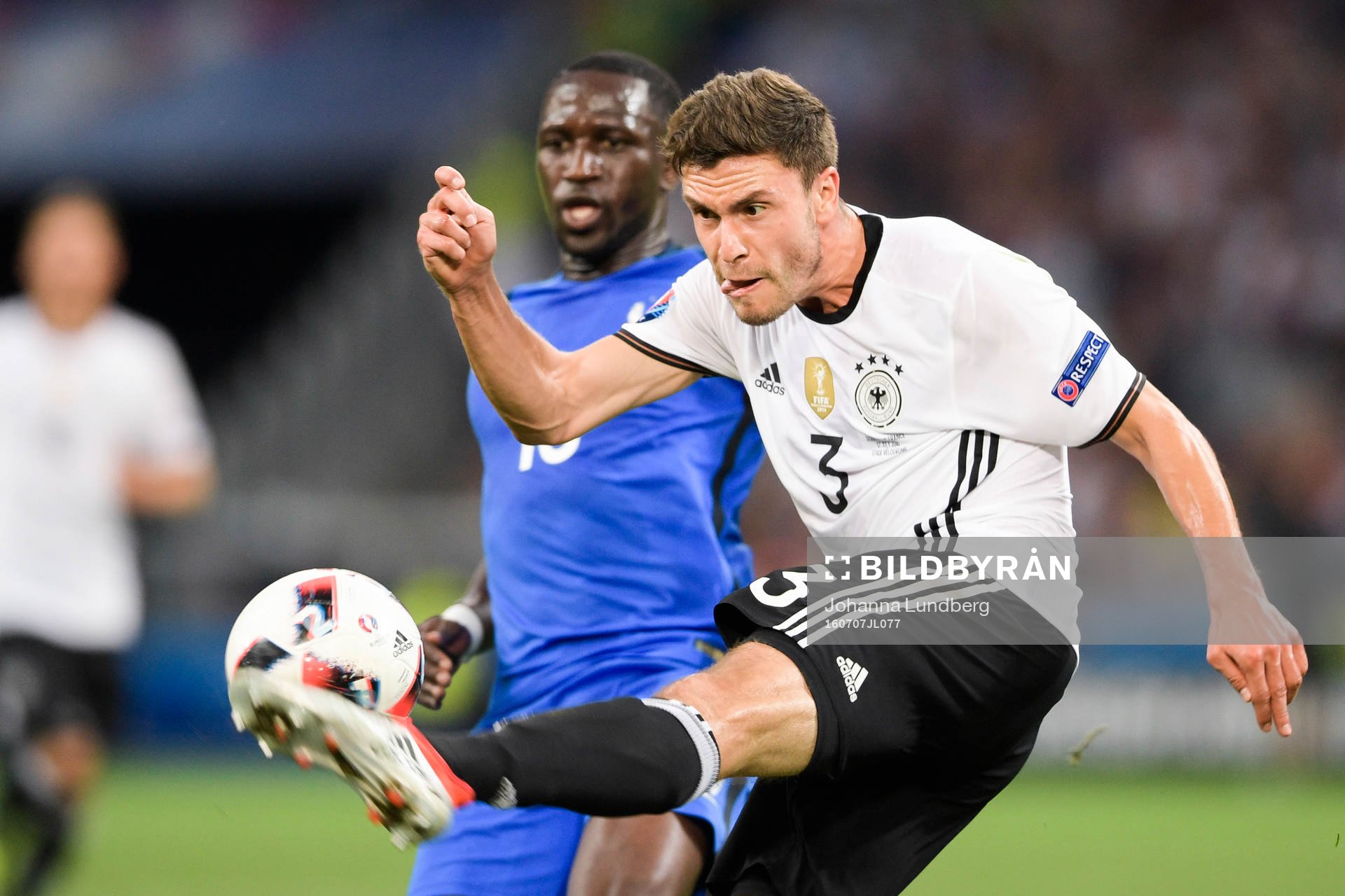 Tysklands Jonas Hector och Frankrikes Moussa Sissoko under semifinalen mellan Tyskland och Frankrike under fotbolls-EM den 7 juli 2016 i Lyon.