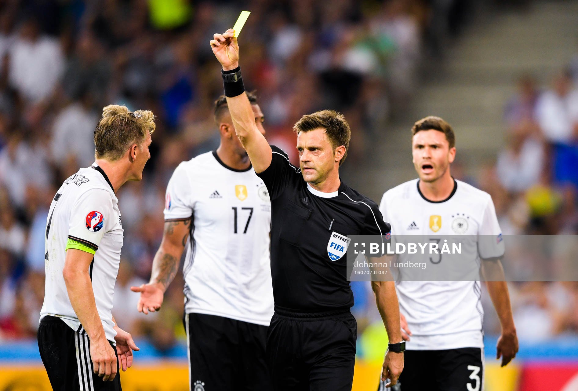 Tysklands Bastian Schweinsteiger får en varning