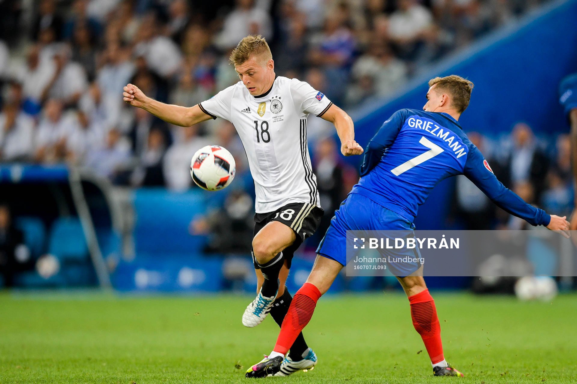 Tysklands Toni Kroos och Frankrikes Antoine Griezmann