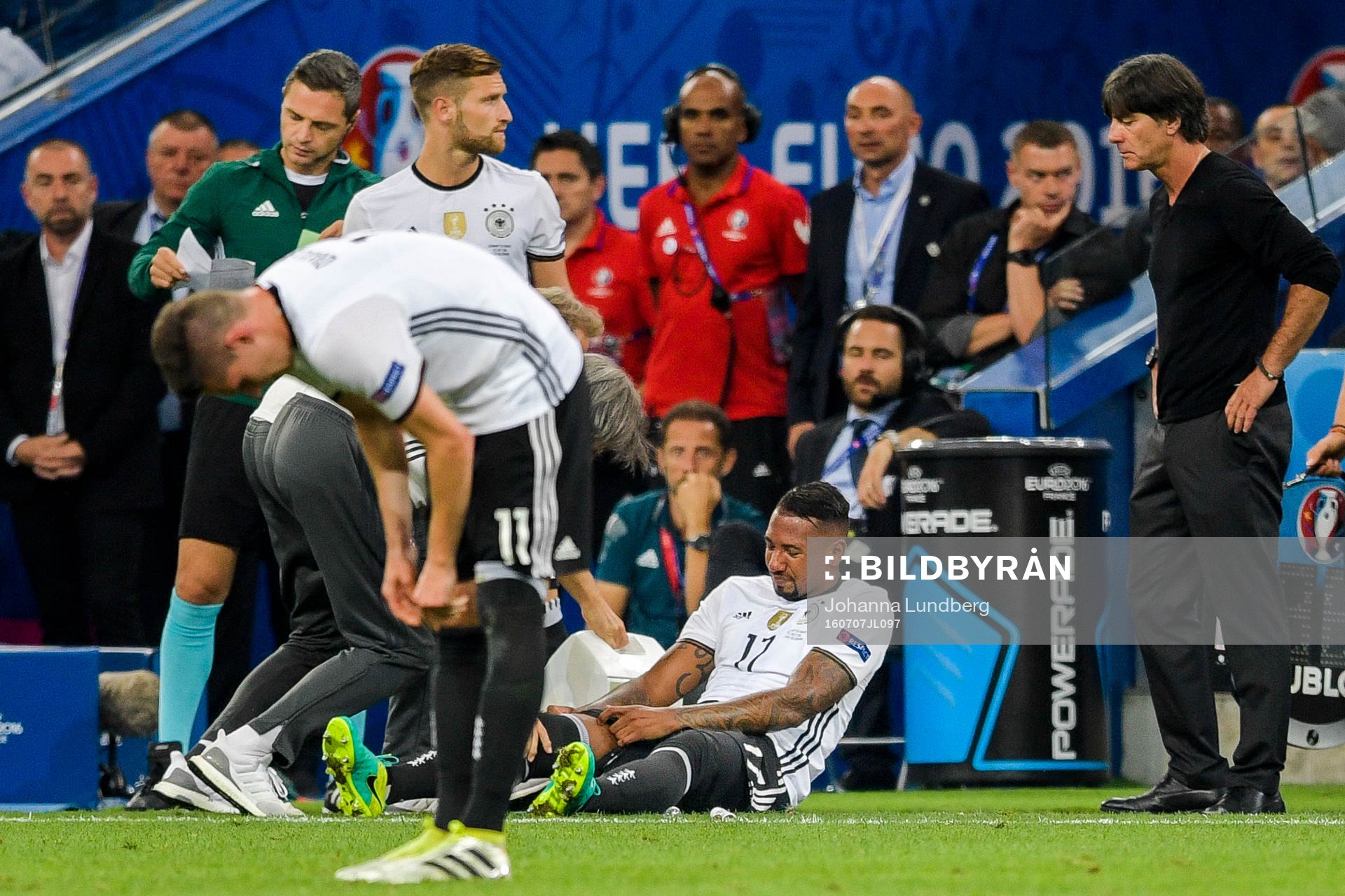 Tysklands Jerome Boateng tvingas lämna planen