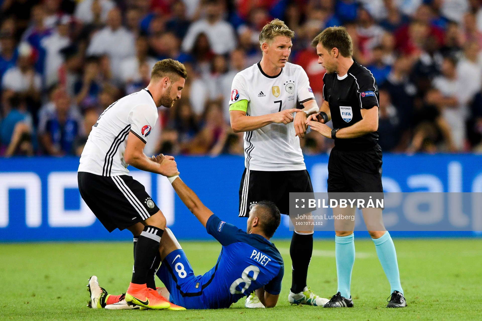 Tysklands Bastian Schweinsteiger i samtal med domaren