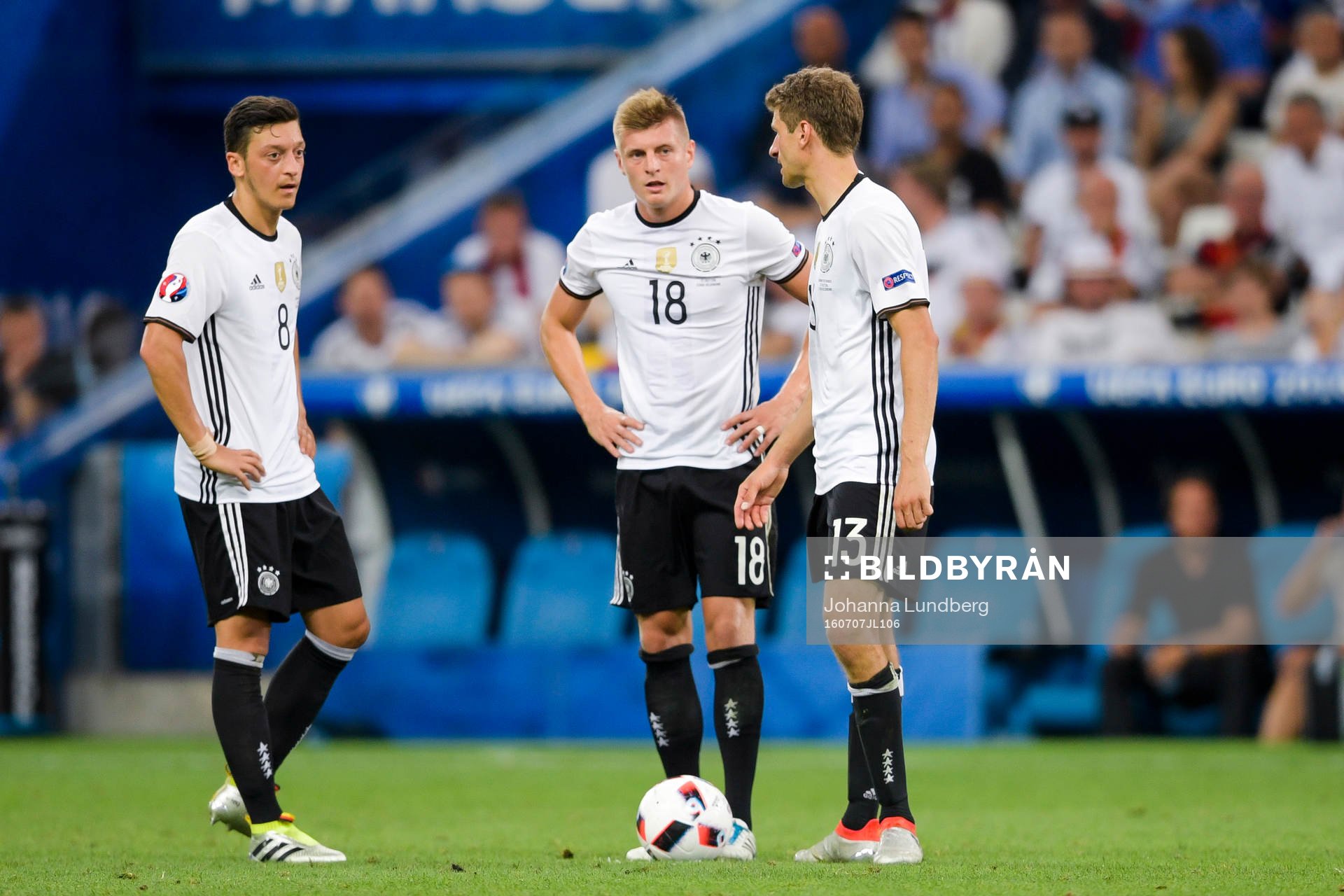 Tysklands Mesut Özil , Toni Kroos och Thomas Muller deppar