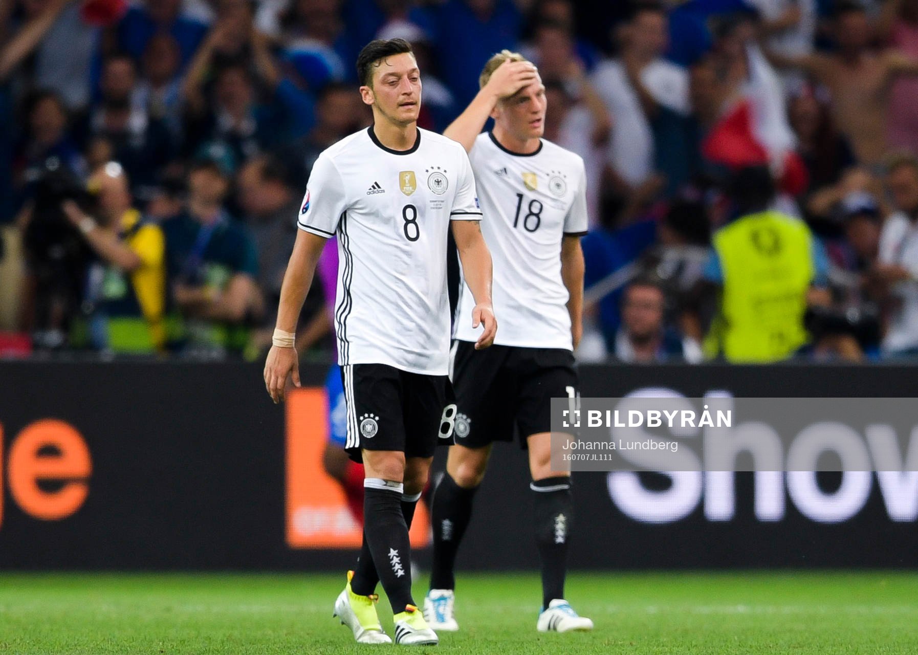 Tysklands Mesut Özil  och Toni Kroos deppar